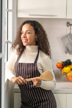 Mutfakta güzel bir Latin kadın portresi.