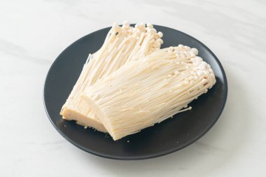 taze enoki mantarı ya da tabakta altın iğne mantarı