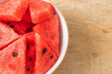 Beyaz kasede dilimlenmiş taze karpuz.