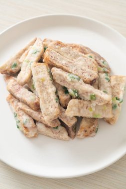 Şeker kaplı taro ya da Kıtır Tatlı Taro tabakta