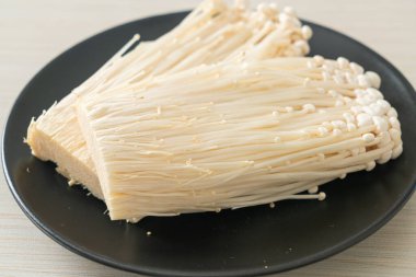 taze enoki mantarı ya da tabakta altın iğne mantarı