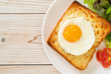 Peynirli ev yapımı ekmek ve kahvaltıda sebze salatasıyla birlikte kızarmış yumurta.