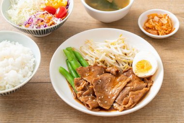 Susamlı teriyaki domuz kızartması, fasulye filizi, haşlanmış yumurta ve pirinç seti - Japon yemek tarzı.