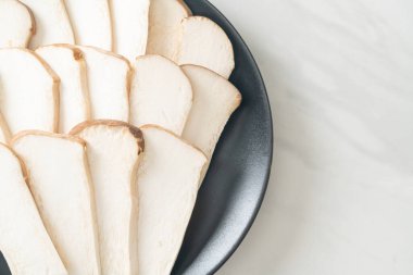 Taze Kral istiridye mantarı mı yoksa tabakta Kral trompet mantarı mı?