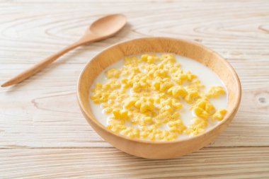 Kahvaltıda taze süt ve tahıl gevreği.