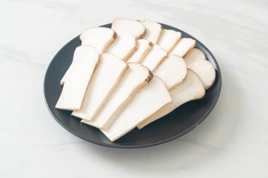 Taze Kral istiridye mantarı mı yoksa tabakta Kral trompet mantarı mı?