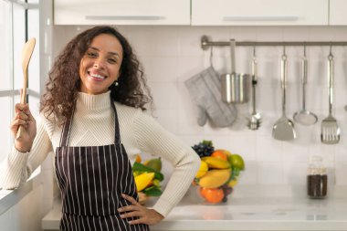 Mutfakta güzel bir Latin kadın portresi.