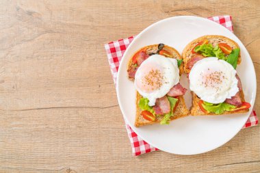 Kahvaltıda sebzeli, pastırmalı, yumurtalı ya da yumurtalı tam buğday ekmeği.