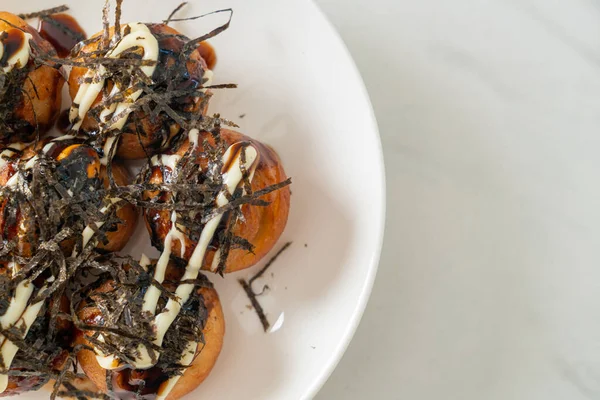 Takoyaki köftesi ya da ahtapot köftesi - Japon yemeği tarzı.