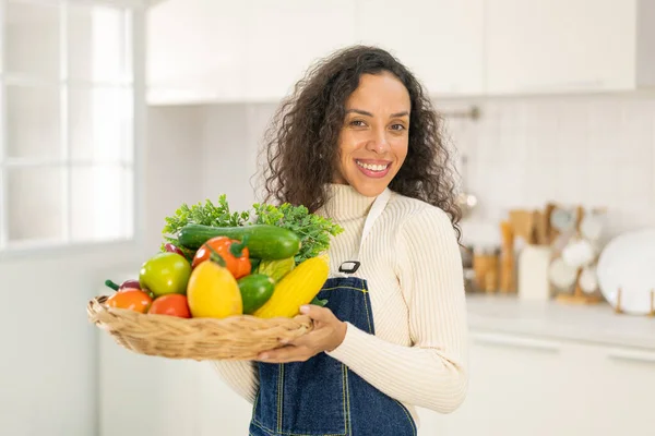 Retrato Bela Mulher Latina Cozinha — Fotografia de Stock