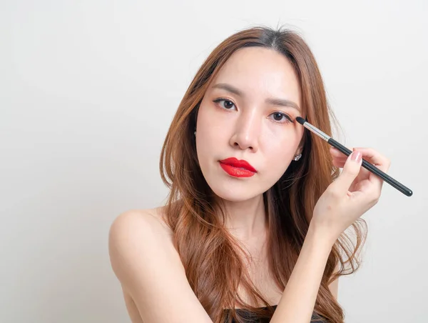 Porträt Schöne Asiatische Frau Mit Make Augenbürste Auf Weißem Hintergrund — Stockfoto