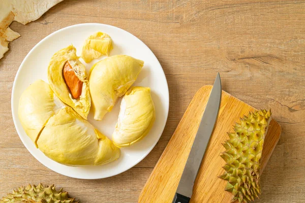 Durian Dirobek Dan Segar Kulit Durian Piring Putih — Stok Foto