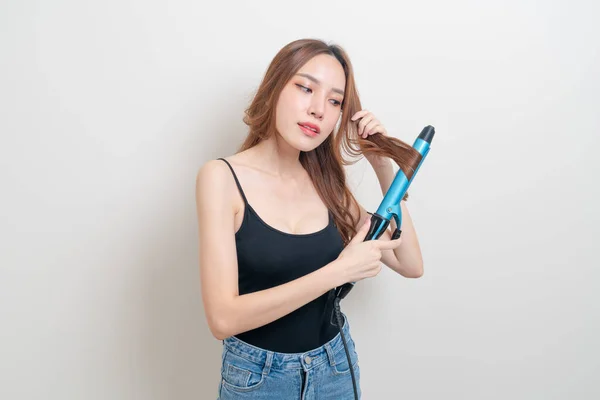 Potret Wanita Asia Yang Cantik Menggunakan Hair Curler Atau Curling — Stok Foto