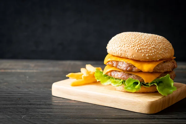 Domuz burger veya peynirli domuz burger ve patates kızartması.