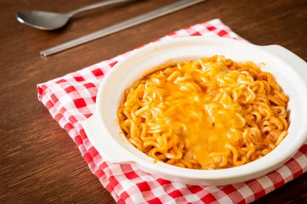 Tigela Macarrão Instantâneo Picante Com Queijo Mussarela — Fotografia de Stock