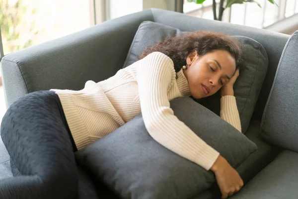 Mujer Latina Durmiendo Sofá Casa — Foto de Stock