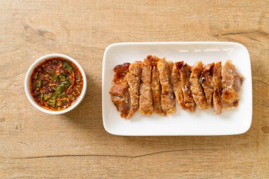 Izgara domuz boynu ya da Tayland baharatlı soslu kömür kaynayan domuz boynu.