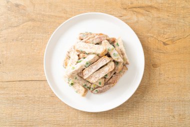 Şeker kaplı taro ya da Kıtır Tatlı Taro tabakta