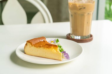 Bask Yanmış Cheesecake süslemesi. Beyaz tabakta çiçekler.