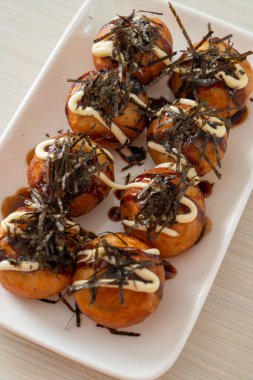 Takoyaki köftesi ya da ahtapot köftesi - Japon yemeği tarzı.