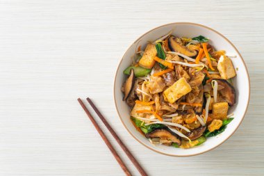 Tofu ve sebzeli kızarmış şehriye. Vejetaryen ve vejetaryen yemek tarzı.