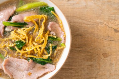 Soslu domuz etli çıtır erişte, Asya usulü.