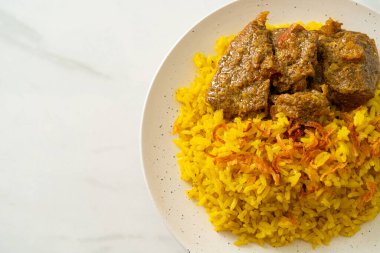 Biryani bifteği veya körili pilav ve sığır eti - Hint biryani 'sinin Tayland-Müslüman versiyonu, mis kokulu sarı pirinç ve sığır eti - Müslüman yemek tarzı
