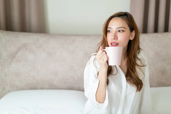 Portre Güzel Asyalı Kadın Uyanır Elinde Kahve Fincanı Kupayla Sabah — Stok fotoğraf