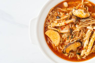 Tom Yum Çorbası ile karıştırılmış Baharatlı Mantar - Vejetaryen yemek tarzı