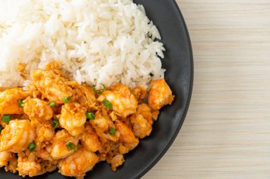 Sarımsaklı kızarmış karides ve pirinçli karides ezmesi.