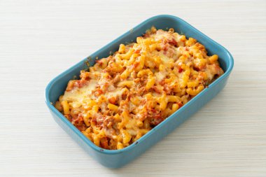 İtalyan usulü peynirli ev yapımı fırında makarna.