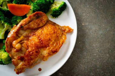 Brokoli ve havuçlu teriyaki tavuk bifteği