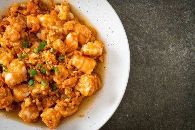 Kızarmış karides, sarımsak ve karides ezmesi.