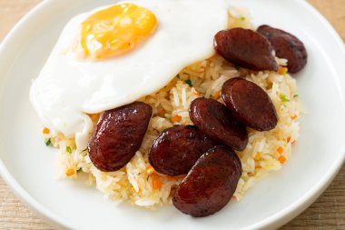 Kızarmış pirinç, yumurta ve Çin sosisi Asya usulü ev yapımı yemek.