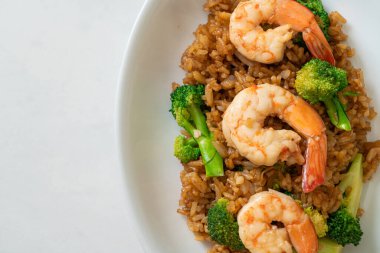 Brokoli ve karidesli kızarmış pirinç.