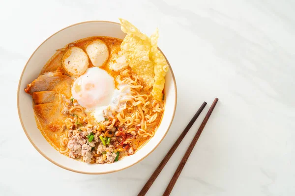 Baharatlı çorbada köfte ve domuz etli hazır şehriye mi yoksa Asya usulü Tom Erişte mi?