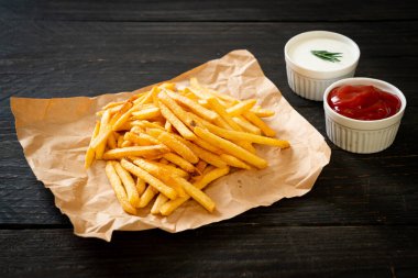 Patates kızartması ya da ekşi krema ve ketçaplı patates cipsi.