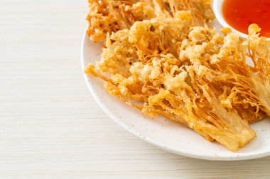 Kızarmış enoki mantarı ya da baharatlı soslu altın iğneli mantar - vejetaryen yemek tarzı.