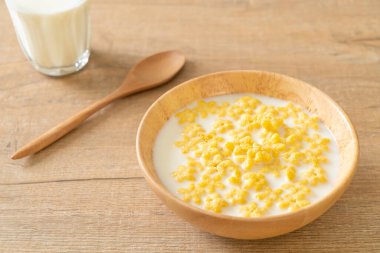 Kahvaltıda taze süt ve tahıl gevreği.