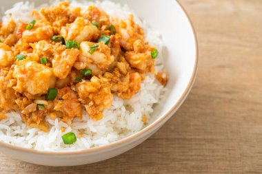 Sarımsaklı karides ve karides lapası.