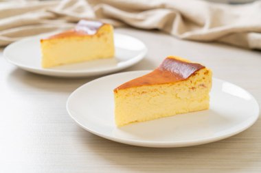 Beyaz tabakta ev yapımı cheesecake.