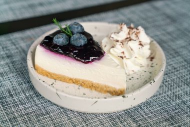 Krem şantili yaban mersinli kek.