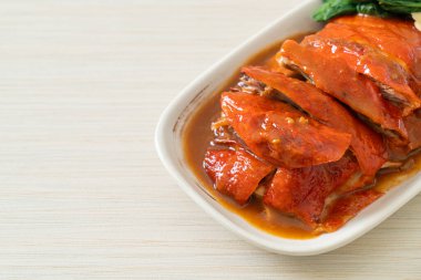 Pekin ördeği ya da ızgara kırmızı soslu kızarmış ördek Çin yemeği tarzı.