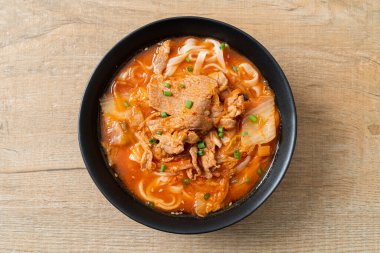 Kore udon eriştesi ve kimchi çorbası, Asya usulü.