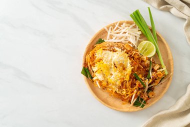 Pad Thai - Tayland usulü kızarmış erişte ve yumurta - Asya usulü