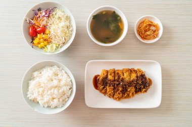 Tonkatsu - Japon usulü domuz pirzolası.