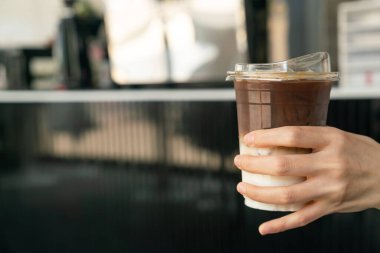 Yakın plan kahve fincanı tutan el.