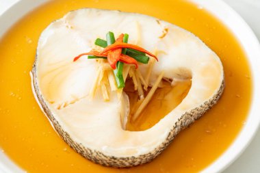 Soya soslu haşlanmış morina balığı ya da buğulanmış kar balığı ya da soya soslu Şili Bası.