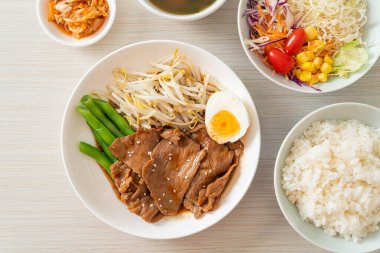 Susamlı teriyaki domuz kızartması, fasulye filizi, haşlanmış yumurta ve pirinç seti - Japon yemek tarzı.