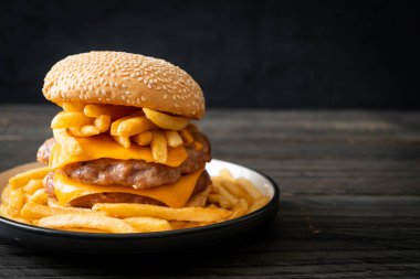 Domuz burger veya peynirli domuz burger ve patates kızartması.